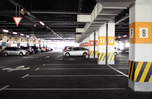 Estacionamento subterrâneo de carros — Fotografia de Stock