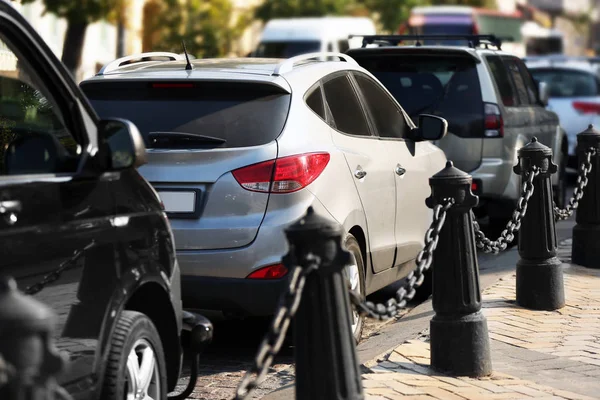 Bilar på parkering — Stockfoto