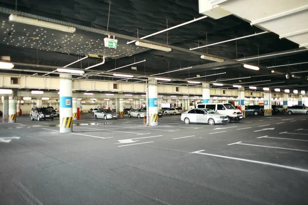 Estacionamento subterrâneo de carros — Fotografia de Stock