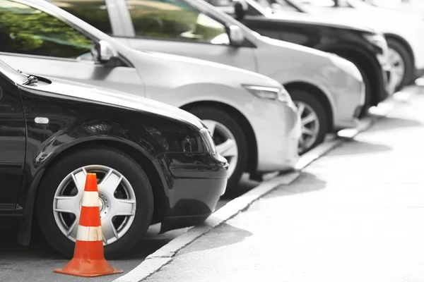 Coches en el aparcamiento — Foto de Stock