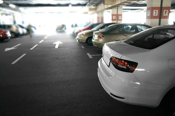 Підземне паркування автомобілів — стокове фото