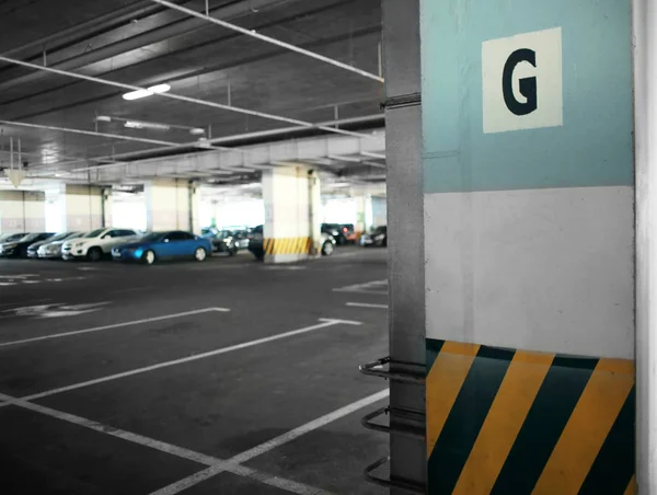 Parking souterrain de voitures — Photo