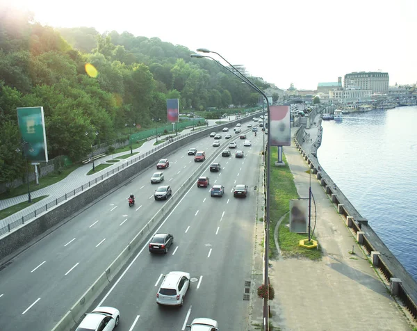 Widok z drogi z samochodów — Zdjęcie stockowe