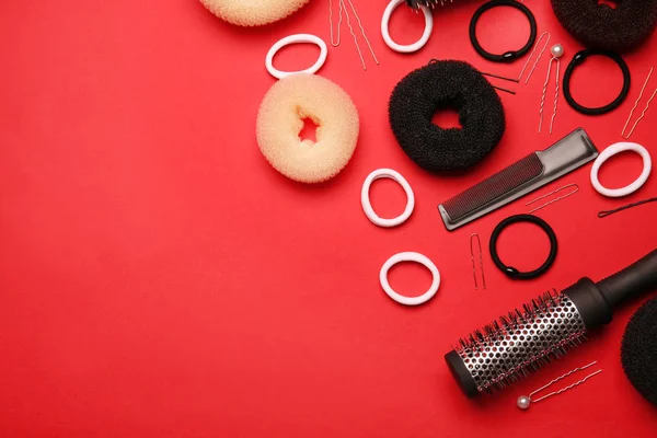 Acessórios para penteado em fundo vermelho — Fotografia de Stock