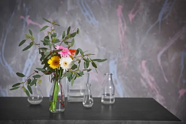 Fleurs dans un vase sur la table — Photo