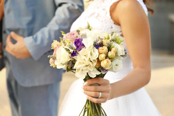 Ramo de flores en mano de novia — Foto de Stock
