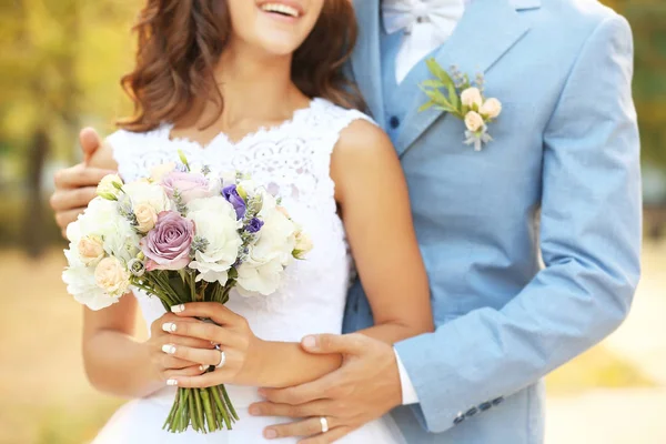 Hochzeitspaar Mit Schönem Blumenstrauß Nahsicht — Stockfoto