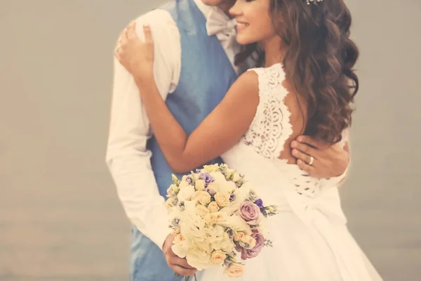 Pareja Boda Con Ramo Flores Cerca Del Río Vista Cerca — Foto de Stock