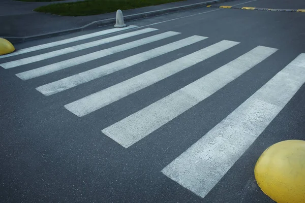 Grauer Fußgängerüberweg Mit Weißer Markierung Freien Nahaufnahme — Stockfoto