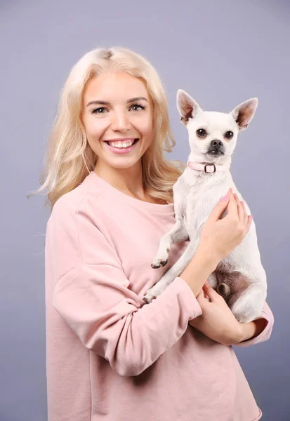 Chica sosteniendo lindo perro —  Fotos de Stock