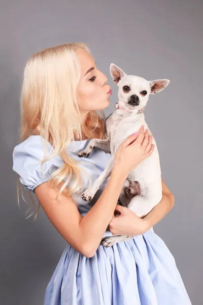 Menina segurando cão bonito — Fotografia de Stock