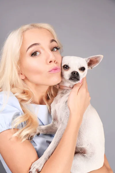 Chica sosteniendo lindo perro — Foto de Stock