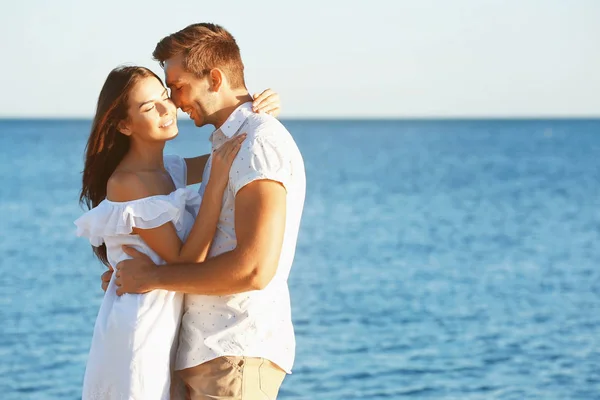 Pareja besándose sobre fondo de mar — Foto de Stock