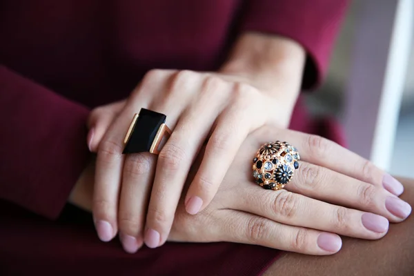 Vrouwelijke handen met stijlvolle ringen — Stockfoto