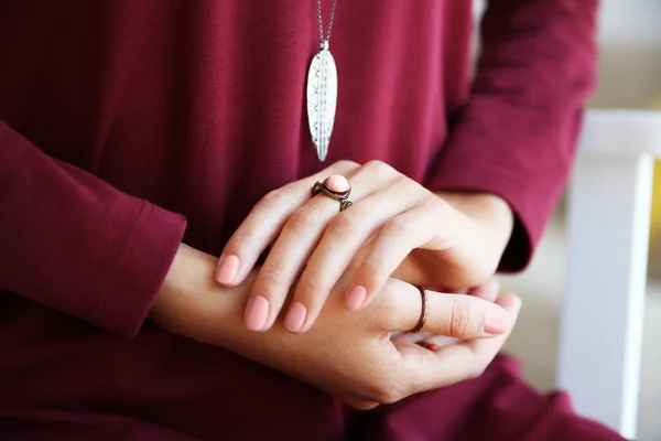 Женские руки со стильными кольцами — стоковое фото