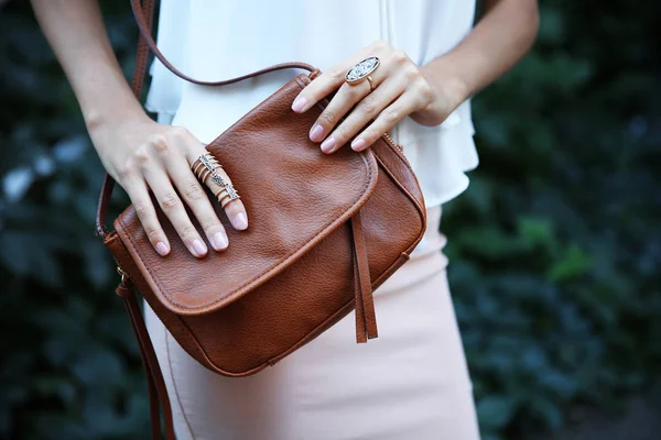 Frauenhände mit Tasche und stylischen Ringen — Stockfoto