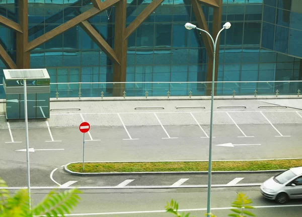 Costruzione e strada nel centro della città — Foto Stock