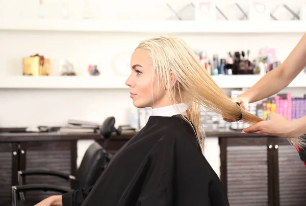 Friseur Kämmt Blondinen Salon — Stockfoto