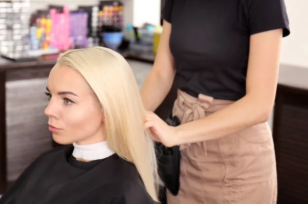 Friseur trocknet Blondinen die Haare — Stockfoto