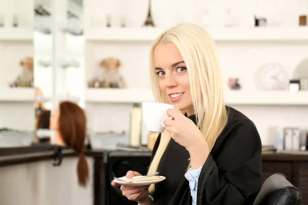 Glückliche Blonde Frau Mit Tasse Kaffee Salon — Stockfoto