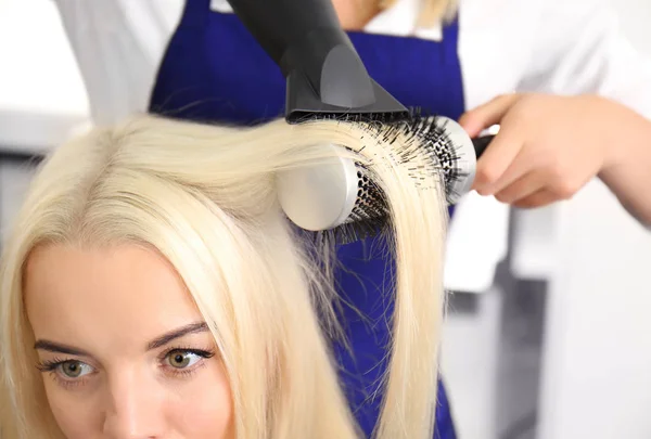Процесс сушки волос — стоковое фото