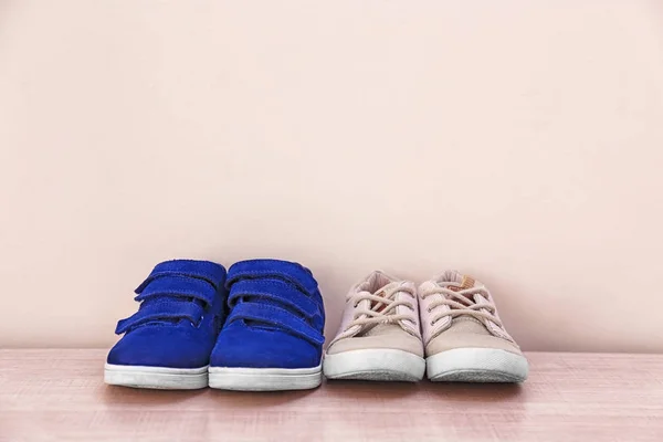 Různé dětské boty — Stock fotografie