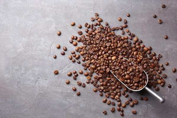 Biji kopi dengan sendok — Stok Foto
