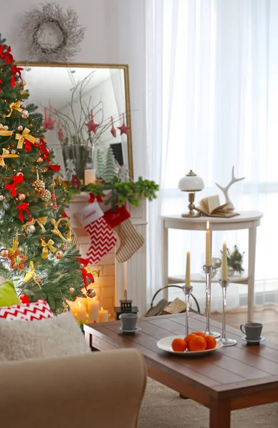 クリスマスに装飾されたリビング ルーム — ストック写真