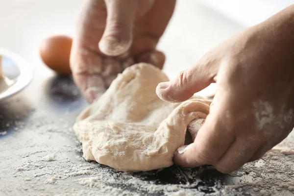 Männliche Hände machen frischen Teig — Stockfoto