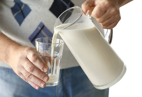 Mains verser du lait dans le verre — Photo