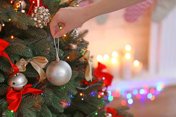 Mão feminina decorando árvore de Natal — Fotografia de Stock