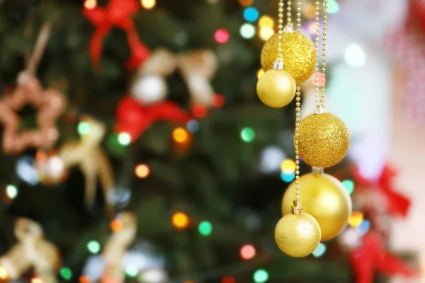 模糊的圣诞树上的漂亮球 — 图库照片