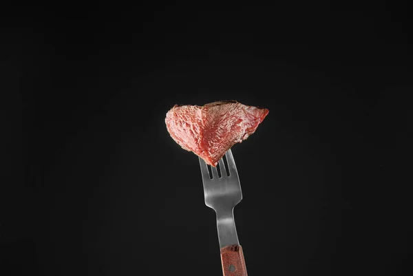 Gaffel med läckra kött bit — Stockfoto