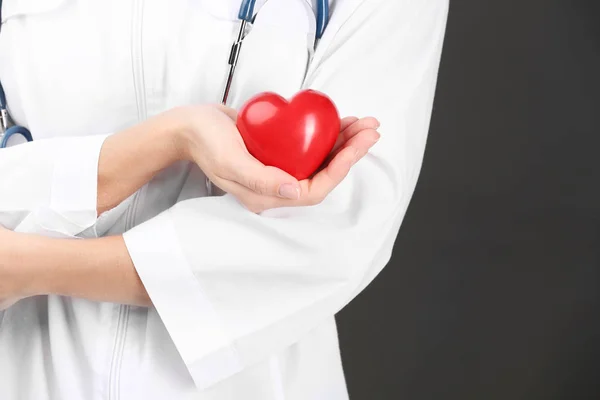 Medico femminile con stetoscopio che tiene il cuore — Foto Stock