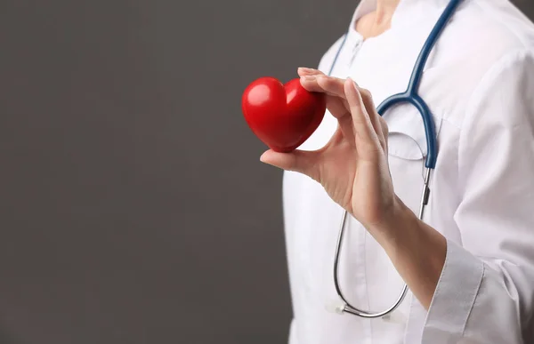 Medico femminile con stetoscopio che tiene il cuore — Foto Stock