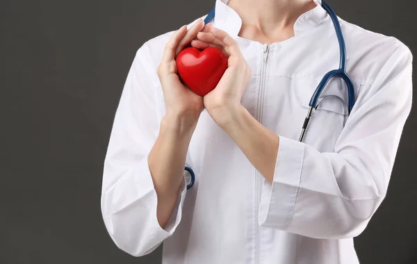 Médica com estetoscópio segurando coração — Fotografia de Stock