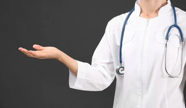 Kvinnliga läkare håller hand utsträckt — Stockfoto