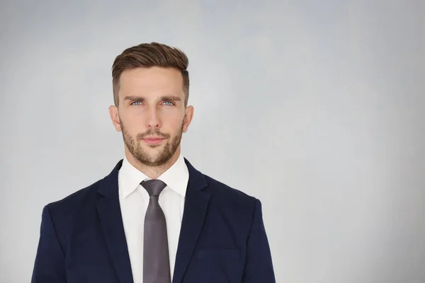 Joven hombre de negocios guapo — Foto de Stock