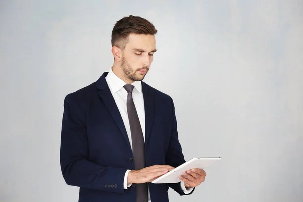 Joven Empresario con tablet — Foto de Stock