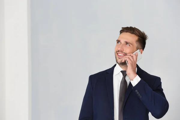 Giovane uomo d'affari con telefono — Foto Stock