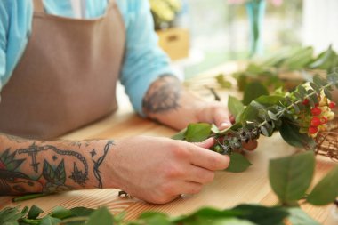 Çiçekçi hazırlanıyor çiçek kompozisyon