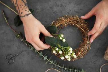 Çiçekçi hazırlanıyor çiçek kompozisyon