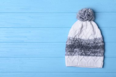 Ponpon ile renkli örme kap  