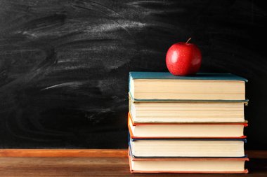 Kitaplar ve elma yığını 