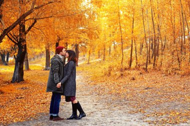 Sonbahar parkında bir çift