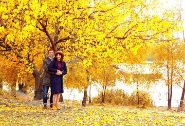 Sonbahar parkında bir çift