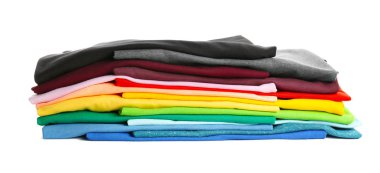 Renkli tişörtler yığını