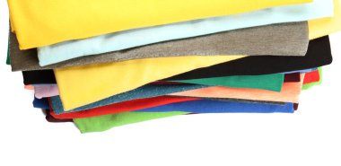 Renkli tişörtler yığını