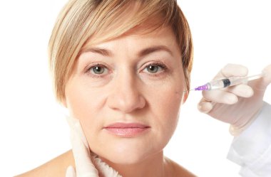 Yüz gençleştirme yordamı için hyaluronik asit enjeksiyonu