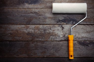 Resim silindir üzerinde ahşap masa  